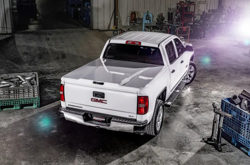 Undercover Elite Lx Retractable Tonneau Cover For 2016–2017 Gmc Sierra 1500 (5.8-Foot Bed) – Limited Crimson Red Edition 1